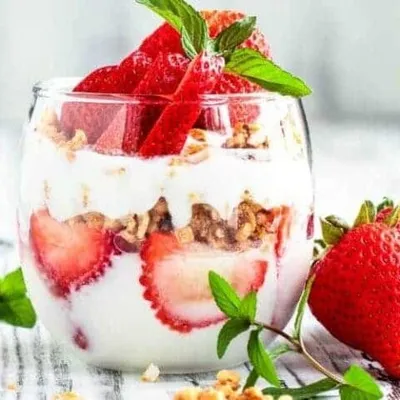 Strawberry Granola Yogurt Parfait Recipe